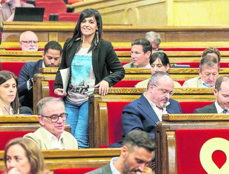 Orriols entre diputados de Vox, PP y ERC, y un lazo por Puigdemont