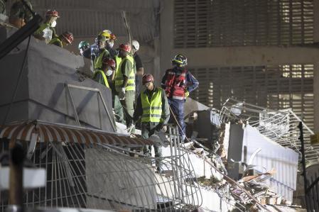 Equipos de rescate buscan entre los escombros en Caracas tras los dos fuertes seísmos que han sacudido el oeste de la capital del país&nbsp;