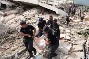 Cientos de rescatistas para salvar a Hernán, que sobrevive bajo los escombros de un edificio en Venezuela