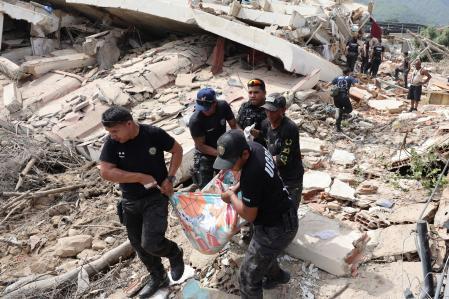 Cientos de rescatistas para salvar a Hernán, que sobrevive bajo los escombros de un edificio en Venezuela