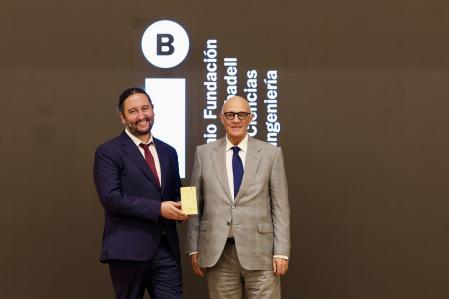 Josep Oliu, presidente de Banco Sabadell y Pelayo García de Arquer, profesor de investigación en el Instituto de Ciencias Fotónicas (ICFO)