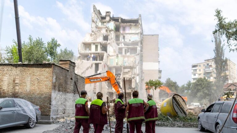 El balance de víctimas del ataque ruso a Kyiv sube a 30 muertos y más de 90 heridos