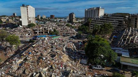 Vista aérea de edificios desplomados en Caraballeda.