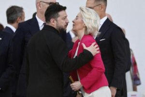 El desfile de París muestra cohesión europea y homenajea a Ucrania