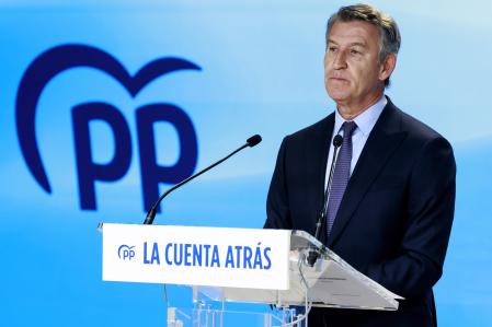El líder del PP, Alberto Núñez Feijóo, hizo balance del curso político y de la marcha de la legislatura, con la mirada puesta en las causas judiciales que afectan al PSOE y al Gobierno y la falta de apoyos parlamentarios del Ejecutivo