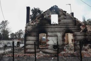 El incendio de Burdeos corta la conexión por carretera y tren con España