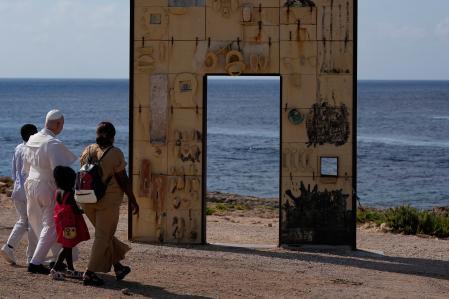El papa camina junto a una familia migrante al monumento&nbsp;Gateway to Europe, dedicado a todas las personas fallecidas que intentaron cruzar el mediterráneo.