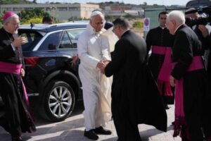 El Papa se arrodilla en Lampedusa ante la tragedia de los migrantes