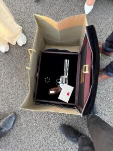El regalo sorpresa de Erdogan a los líderes de la OTAN: un revólver personalizado con munición real