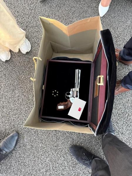 El regalo sorpresa de Erdogan a los líderes de la OTAN: un revólver personalizado con munición real