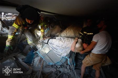 Los servicios de emergencias rescatan a una mujer de los escombros de un edificio bombardeado en Kyiv&nbsp;