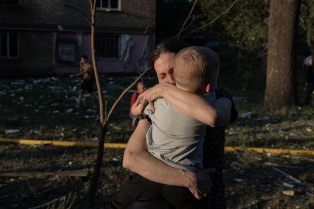 Una mujer abraza a su hijo en el lugar donde se ha producido un ataque aéreo contra un edificio de viviendas en Kyiv, este lunes&nbsp;