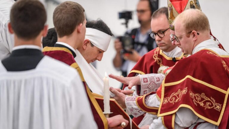 El Vaticano declara el cisma de los lefebvrianos y excomulga a sus obispos