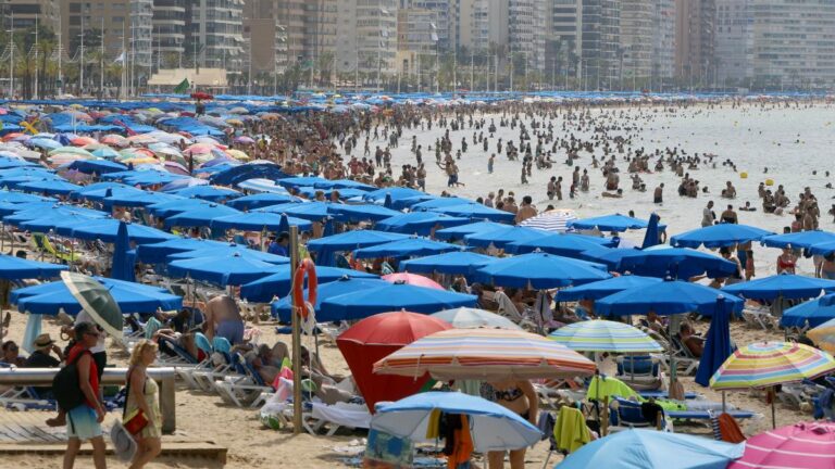 España bate récord de turistas, con 37 millones hasta mayo y un gasto de 50.000 millones