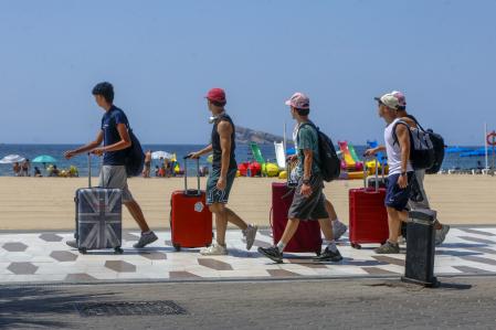España recibirá un gasto récord de los turistas en verano, hasta los 64.000 millones, un 10% más