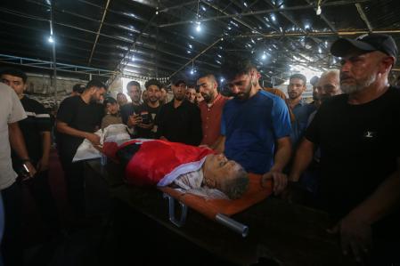 Los palestinos lloran la muerte de Mohamed al Wahidi, director de relaciones públicas del Comité Egipcio en Gaza, que falleció en un ataque militar israelí 