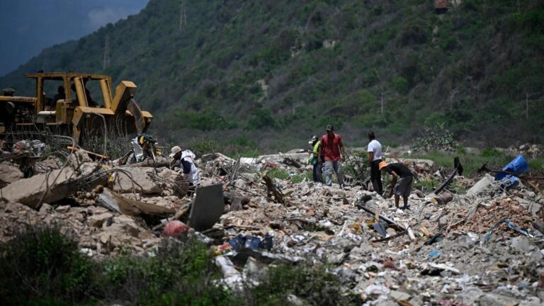La Guaira intenta recuperarse mientras siguen las tareas de retiro de escombros