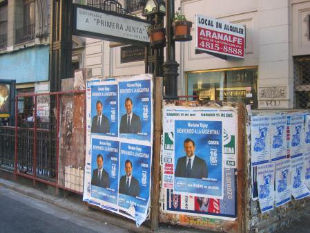Carteles que anuncian un mitin de Mariano Rajoy en Buenos Aires, en 2007, poco antes de las elecciones generales