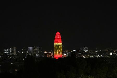 La bandera de España en el rascacielos luminoso de Nouvel en Barcelona