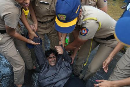 La oposición india se suma a las protestas del movimiento juvenil de las cucarachas