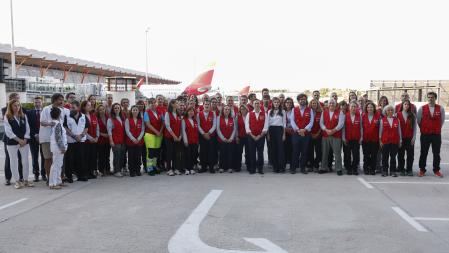 &nbsp;La reina Letizia,&nbsp; acompañada por el ministro de Asuntos Exteriores, José Manuel Albares, junto a los voluntarios del&nbsp; equipo médico de emergencia que viaja a Venezuela&nbsp;