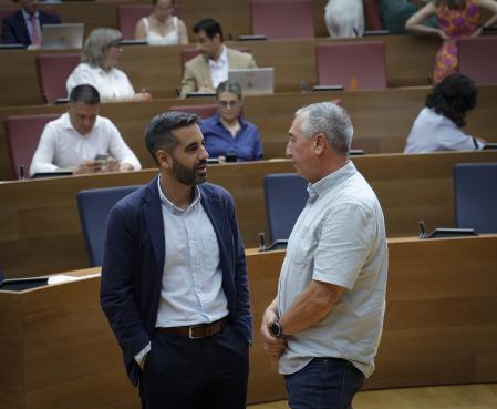 Los portavoces de PSPV y Compromís, José Muñoz y Joan Baldoví, charlan durante el pleno de ayer.&nbsp;