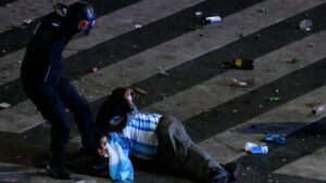 Los aficionados argentinos se enfrentan a la policía en Buenos Aires tras perder la final del Mundial contra España