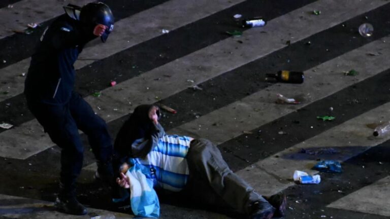 Los aficionados argentinos se enfrentan a la policía en Buenos Aires tras perder la final del Mundial contra España
