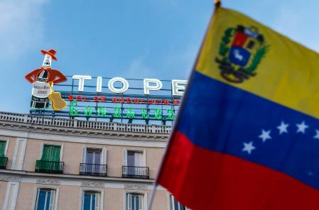 Bandera venezolana en la madrileña Puerta del Sol