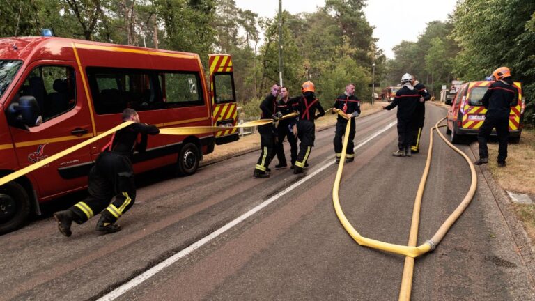 Mueren dos bomberos mientras trabajaban en la extinción de un incendio cerca de Burdeos