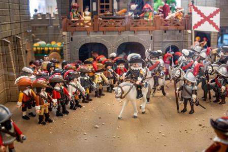 Una exposición formada por unas 4.000 figuras de Playmobil visibilizan una reconstrucción del frente norte de Logroño durante el asedio de las tropas francesas, en junio de 1521 