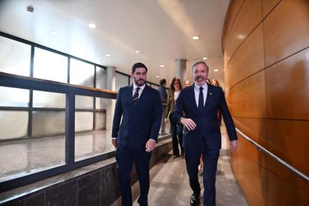 El líder de Vox en Aragónn, Alejandro Nolasco (i), y el presidente de Aragón, Jorge Azcon (d)