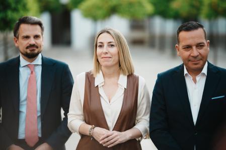 La presidenta de la Junta de Extremadura, Maria Guardiola (c) y el candidato de Vox en Extremadura, Oscar Fernandez (d)