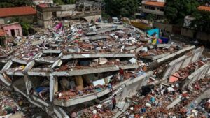 Rescatado un niño de tres años que pasó seis días atrapado entre las ruinas en La Guaira