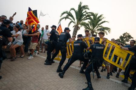 Enfrentamientos entre manifestantes y la policía durante una manifestación multitudinaria contra la masificación y el modelo turístico, en Palma, Mallorca 26 de Julio de 2026