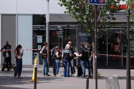 Agentes de la policía judicial trabajan en una zona acordonada después de que un hombre armado con un cuchillo hiriera a tres personas en París.&nbsp;