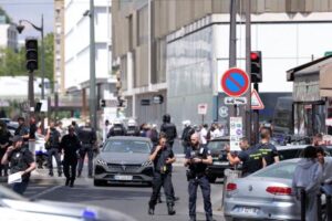 Un hombre detenido tras herir a tres mujeres con cuchillos en París