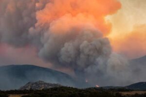 Un incendio en el sur de Francia obliga a evacuar a 10.000 personas y deja dos heridos muy graves
