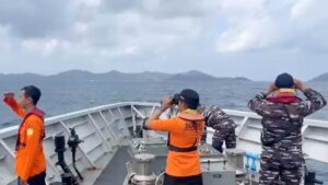 Un muerto y 24 desaparecidos en Indonesia tras el naufragio de un barco con 70 pasajeros a bordo