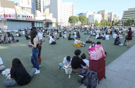 Centenares de evacuados esperan en un punto de encuentro en la ciudad de Kumamoto.&nbsp;