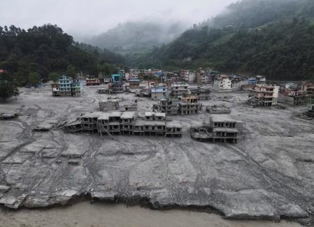 Imagen tomada con un dron muestra casas cubiertas de lodo tras las inundaciones repentinas y el deslizamiento de tierra en Devighat, distrito de Nuwakot, Nepal