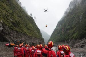 750 muertos y 3.000 desaparecidos en Nepal, mientras corrimientos dificultan los rescates