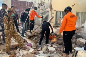 Al menos 47 muertos tras un terremoto de magnitud 7,7 magnitud en Indonesia