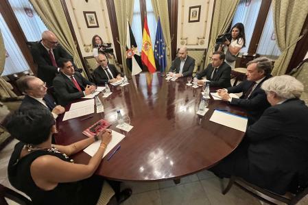 El ministro de Asuntos Exteriores, José Manuel Albares (3d), se reúneha reunido con el presidente de Ceuta, Juan Jesús Vivas (2i)&nbsp;