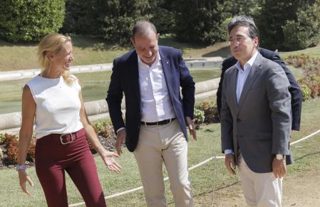 El ministro de Asuntos Exteriores, Unión Europea y Cooperación, José Manuel Albares, y el conseller de Justícia y Qualitat Democràtica, Ramon Espadaler, visitan las obras de las nuevas dependencias de Casa Asia en el Palau de Pedralbes