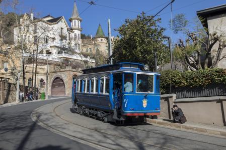 La avenida del Tibidabo con el tranvía azul en primer plano 