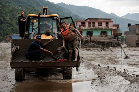 Así está siendo el rescate de personas atrapadas en lodo tras la riada de Nepal
