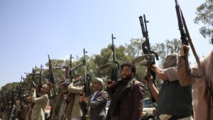 Ataques hutíes contra tropas yemeníes amenazan con reavivar la guerra civil