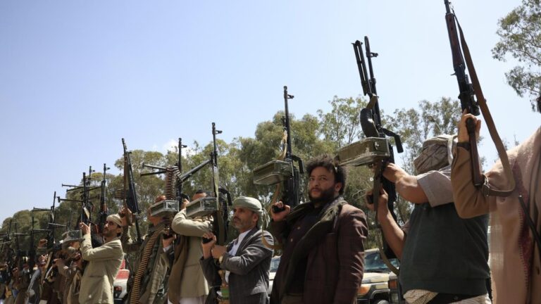 Ataques hutíes contra tropas yemeníes amenazan con reavivar la guerra civil