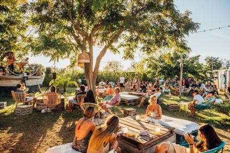Tardeo en Santa Market, en Santa Cristina d'Aro. La Costa Brava, con más de 2,2 millones de noches, es de nuevo la principal zona turística del país para campistas&nbsp;